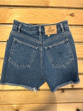 Vintage Liz wear mom shorts raw hem
High rise size 6